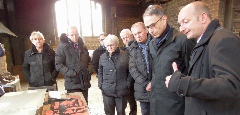 Le sous-préfet (2e  à droite) suit attentivement les explications de Paul Bergamo (1er à droite), lors de la visite de la fonderie Cornille Havard, vendredi 19 janvier 2018 à Villedieu-les-Poêles (Manche).
  - Photo:La Manche Libre