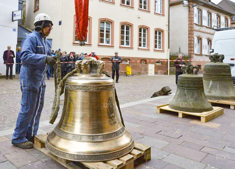 Les cloches de l’église Saint-Georges ont été hissées ce jeudi matin à Haguenau.

-Photo:DNA