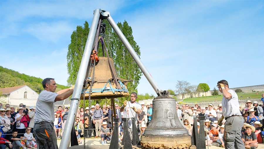 Le démoulage de la cloche Aliénor a été très suivi, dimanche 21 avril, à l’abbaye de Fontevraud.
-Photo:Ouest France