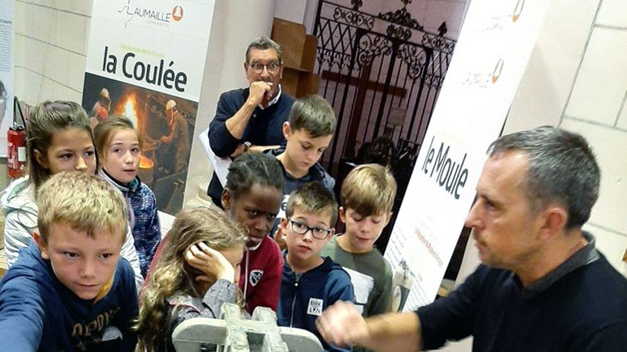 Olivier Ripoche de l’entreprise Lussault partageant son savoir-faire avec les écoliers du Pallet.
 - Photo:Ouest France